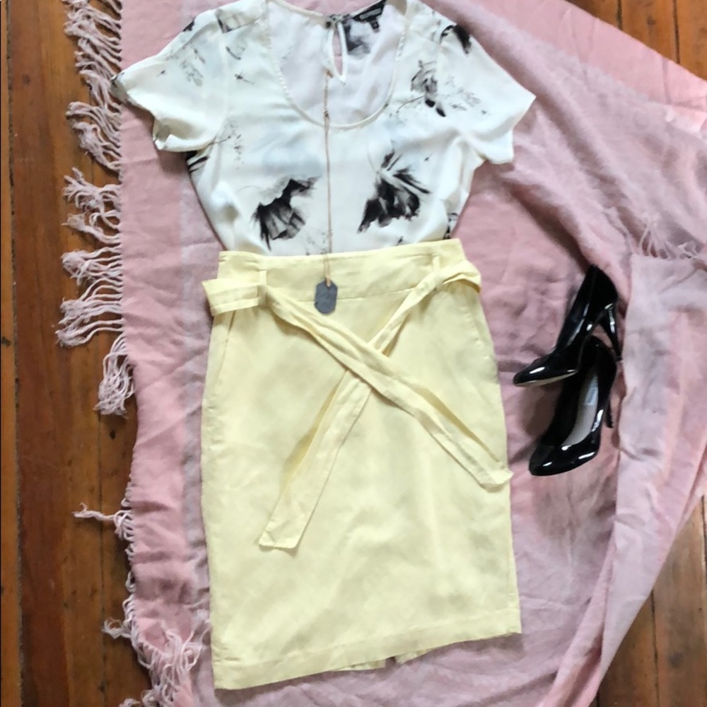 Yellow pastel pencil skirt.